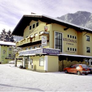 <p>Gasthof Bacher is een authentiek en typisch Oostenrijks complex met een ideale ligging in het bruisende wintersportdorp St. Johann im Pongau. De kamers van dit fijne gasthof zijn eenvoudig maar netjes ingericht en voorzien van tv en een eigen badkamer. De skilift ligt op 1