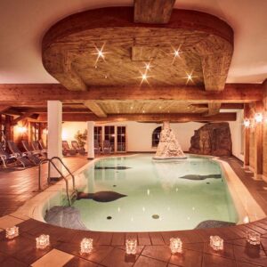 stopt op 200 meter van het hotel. </p><p>In de uitgebreide spa van Hotel Brennerspitz kun je genieten van: een prachtig ontworpen binnenzwembad
