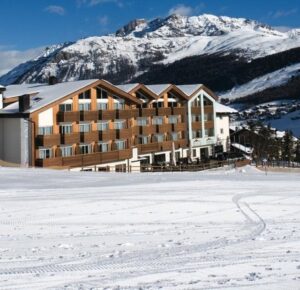 Hotel Lac Salin Spa & Mountain resort heeft een perfecte ligging; rustig aan de rand van het gezellige centrum van Livigno en toch op nog geen 300 meter van de lift. Dit trendy en luxe hotel heeft vele faciliteiten zoals een uitgebreide spa