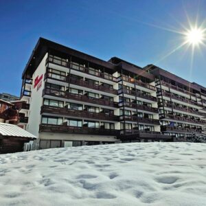 Résidence Inter-Résidences is een comfortabele résidence met een gunstige ligging in het autovrije Val Claret. De dichtstbijzijnde lift vind je al op 250 meter en ook het gezellige centrum ligt om de hoek. Dus of je nu voor het skiën of après-skiën komt