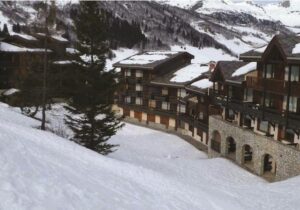Résidence Le Cheval Blanc heeft alles te bieden wat je nodig hebt tijdens een skivakantie binnen loopafstand. De residentie bestaat uit verschillende gebouwen en is gelegen in het midden van Valmorel tussen het centrum en de plaats