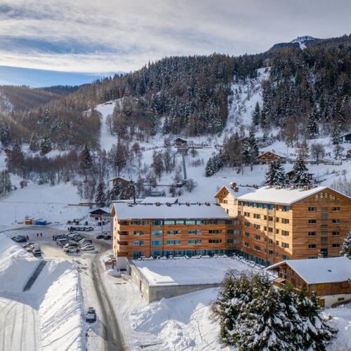 Ga jij graag op skivakantie in Zwitserland? Dan is Résidence Swisspeak Resorts Vercorin iets voor jou! De résidence bevindt zich direct bij de skilift die je met 5 minuten naar de top van de berg brengt. Na een lange dag skiën is het tijd om na te denken over het avondeten. Eet jij het liefst buiten de deur? Geen probleem